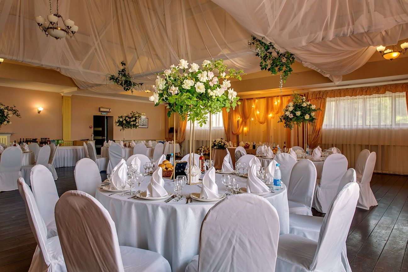 Банкетный зал, выдержанный в теплых осенних тонах, предназначенный для проведения торжественных мероприятий: свадеб, юбилеев и корпоративных банкетов. По желанию зал можно украсить цветочными композициями или воздушными шарами, хотя и без дополнительных украшений он выглядит богато и изысканно.