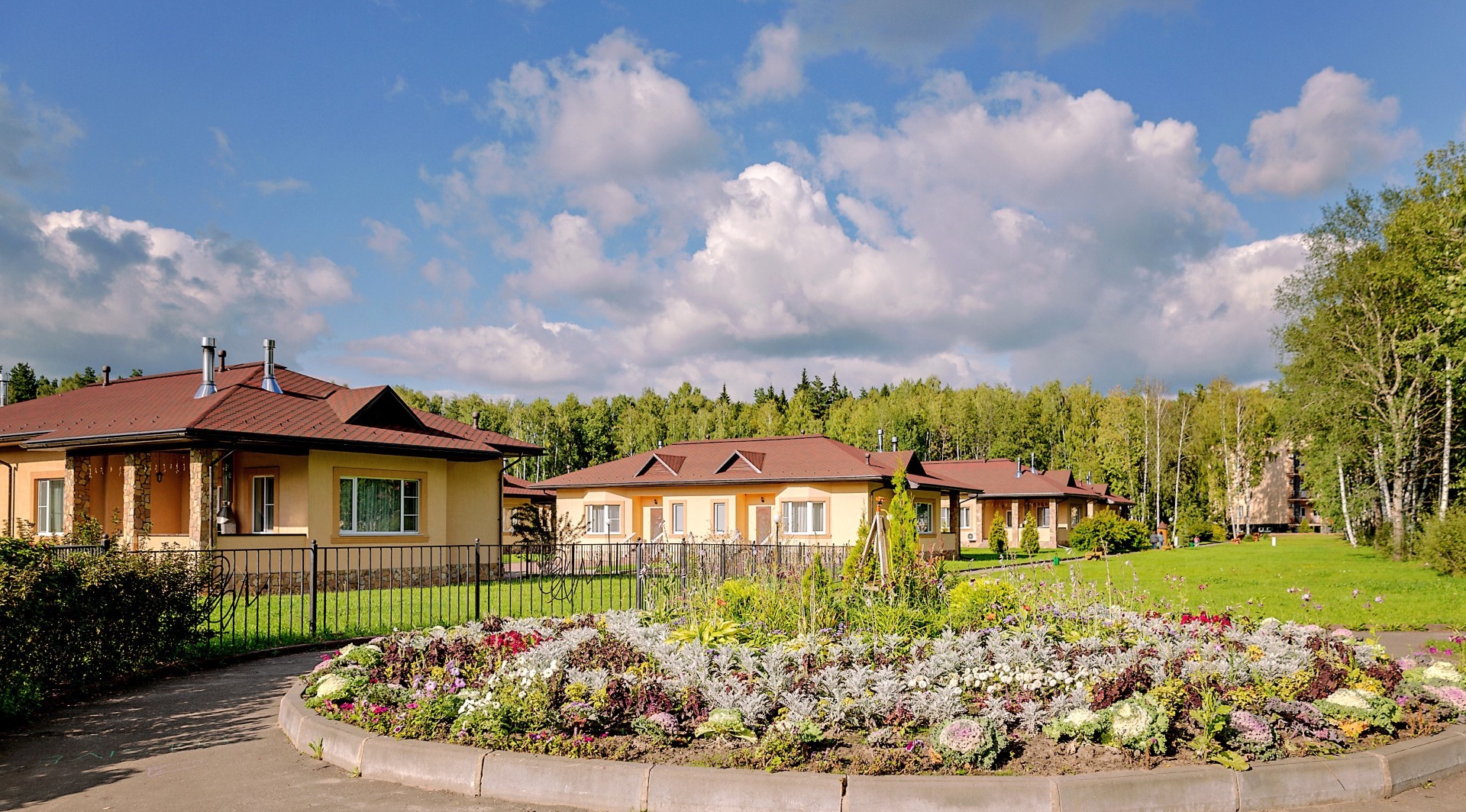 Двухэтажные коттеджи