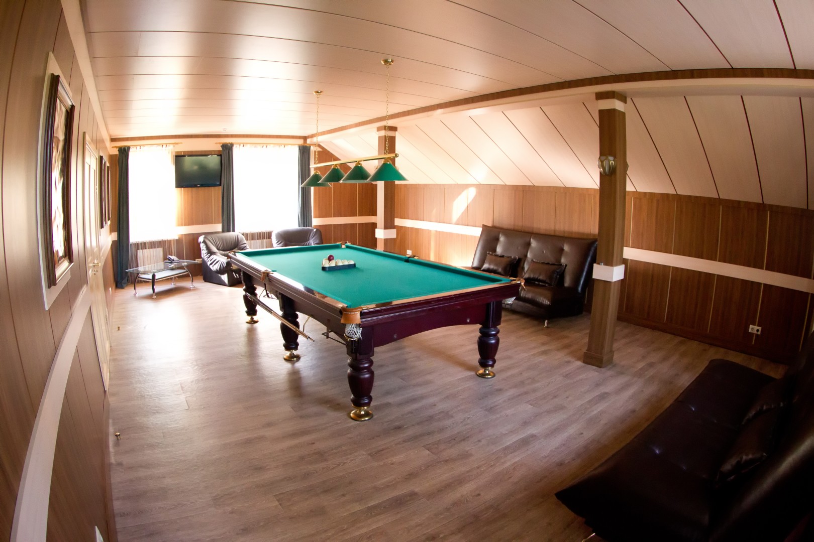 Коттедж с баней и бильярдом
