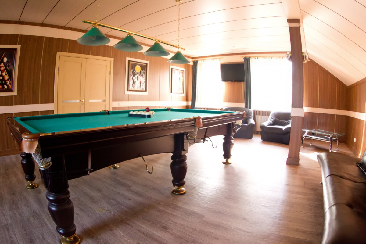 Коттедж с баней и бильярдом