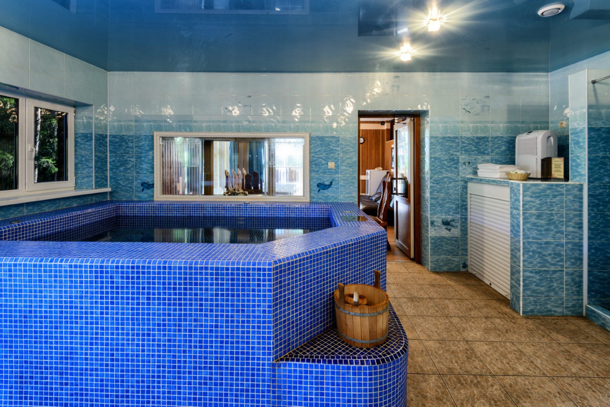 Коттедж с баней и бильярдом