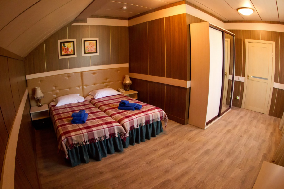 Коттедж с баней и бильярдом